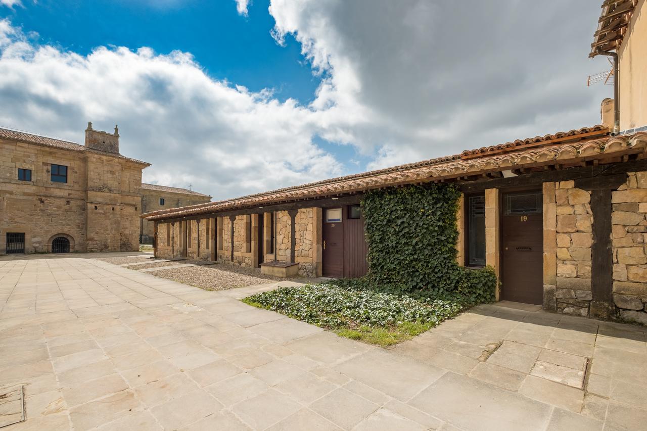 Hotel Posada Santa Maria La Real Aguilar de Campoo Exterior photo